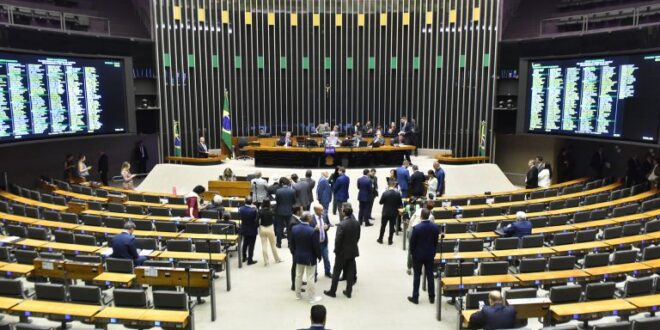 Câmara pode votar projeto que cria indenização para fiscais que atuam no combate à gripe aviária
