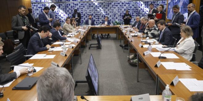 Oposição quer derrubar novo decreto sobre IOF; governo busca entendimento