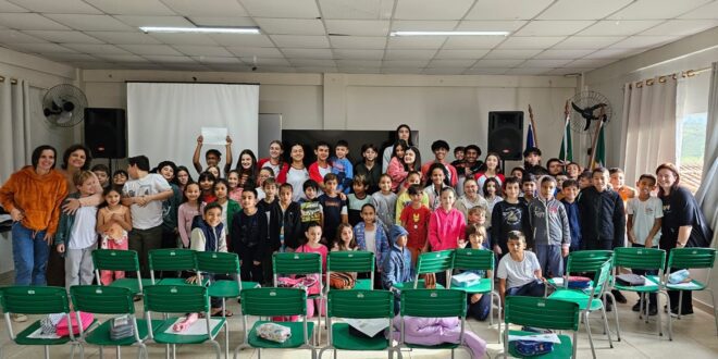 Interação entre estudantes de escola estadual e municipal promove incentivo à leitura em Conceição do Castelo