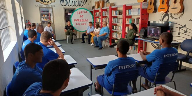 Estudantes internos da EJA, em Barra de São Francisco, participam de curso profissionalizante no sistema prisional
