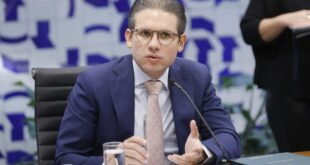 Hugo Motta elogia decisão de Moraes de suspender o aumento do IOF