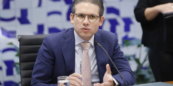 Hugo Motta elogia decisão de Moraes de suspender o aumento do IOF