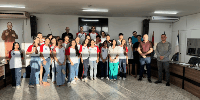 Estudantes de Baixo Guandu vivenciam política de perto em visita à Câmara Municipal