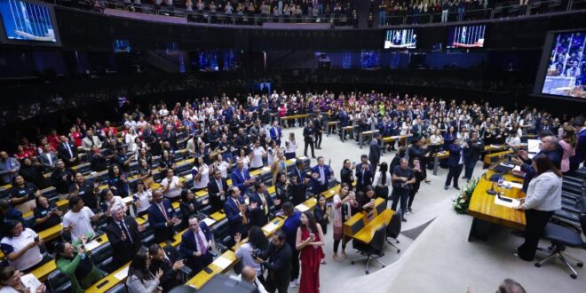 Igreja Universal Completa 48 Anos de crescimento Espiritual e Social