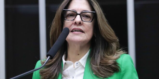 Rogéria Santos celebra os 35 anos do ECA