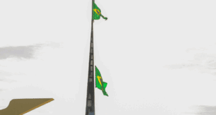 Exército conduz cerimônia para troca do Bandeirão no primeiro domingo de agosto
