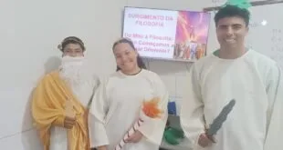 Estudantes caracterizados de personagens da mitologia grega em atividade de Filosofia e Teatro em escola de Guaçuí