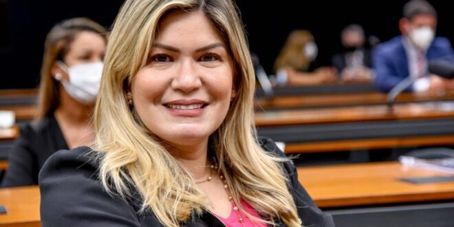 Republicana Aline Gurgel retorna ao Congresso para segundo mandato