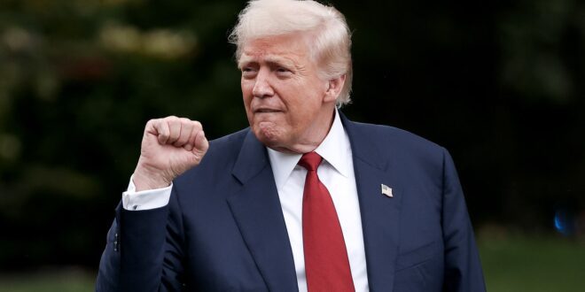 Donald Trump como homem forte, subindo sua base e investigando seus inimigos