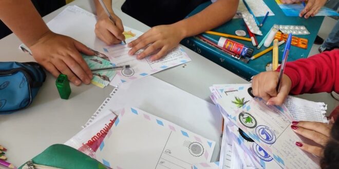 Escola Washington Pinheiro Meirelles promove intercâmbio cultural por meio da Arte Postal