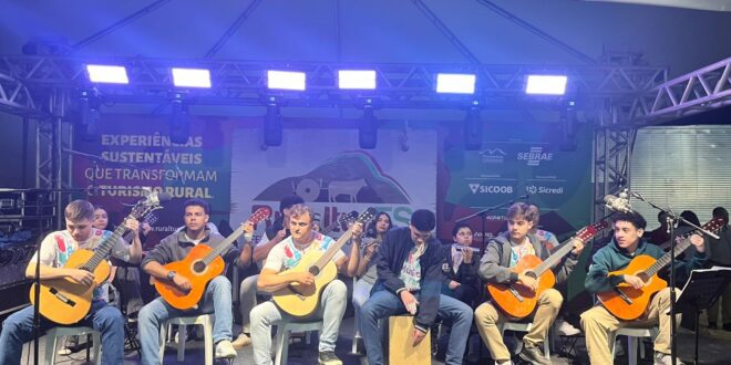 Estudantes de Alfredo Chaves apresentam Orquestra de Violões na Feira de Experiências do Turismo Rural