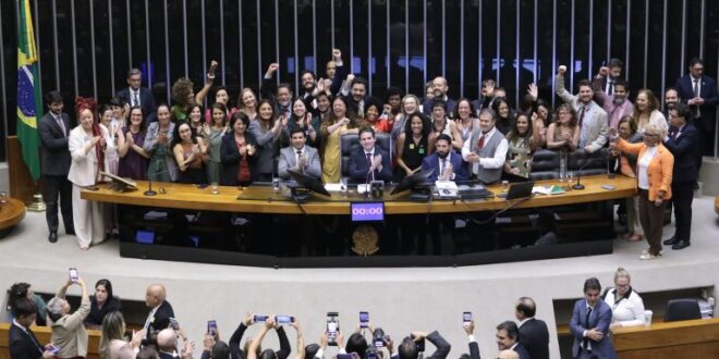 Câmara aprova projeto sobre proteção de crianças em ambientes digitais