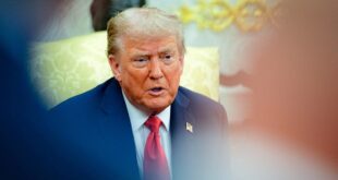 Como aparece a mensagem de aniversário de Trump para Jeffrey Epstein, ele ainda insiste que nunca o enviou