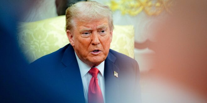 Como aparece a mensagem de aniversário de Trump para Jeffrey Epstein, ele ainda insiste que nunca o enviou