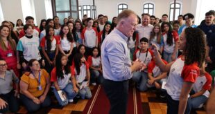 Governador recebe alunos da Rede Estadual para entrevista coletiva no Palácio Anchieta