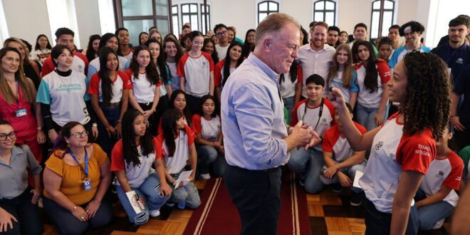 Governador recebe alunos da Rede Estadual para entrevista coletiva no Palácio Anchieta