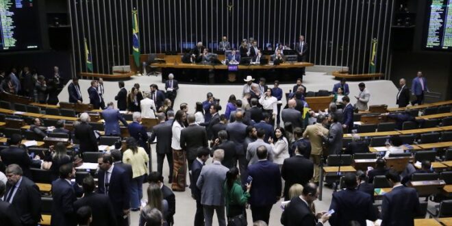 Câmara aprova em 2º turno o texto-base da PEC das Prerrogativas