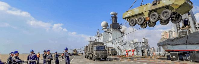 Navio-Aeródromo “Atlântico” chega a Belém com militares e equipamentos para a Operação Atlas e a COP 30