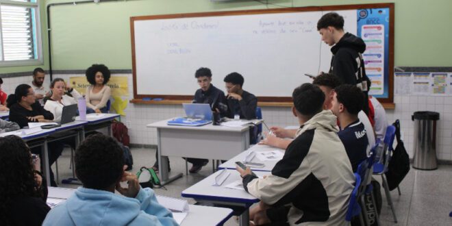 Estudantes da Escola Governador Gerson Camata vivenciam Mini Simulação da ONU com foco no enfrentamento ao extermínio de jovens
