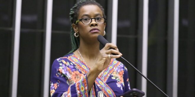 Câmara aprova pagamento de piso salarial dos professores para contratos temporários