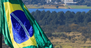 Troca do Pavilhão Nacional marca homenagem ao Dia do Aviador