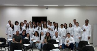 Visita técnica ao LACEN/ES enriquece formação de estudantes em análises clínicas