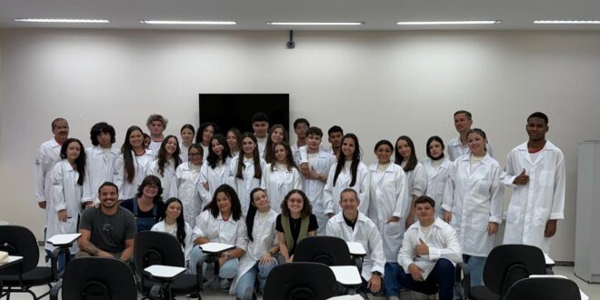 Visita técnica ao LACEN/ES enriquece formação de estudantes em análises clínicas