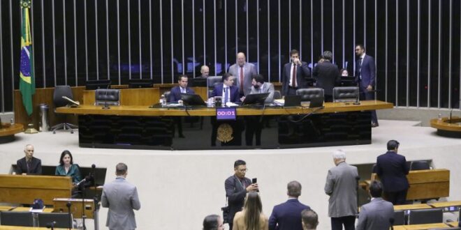 Câmara deve votar projetos sobre falsificação de bebidas e enfrentamento ao câncer de mama