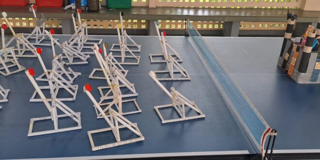 Estudantes da Escola Luiz Manoel Vellozo aprendem física construindo catapultas com materiais reciclados
