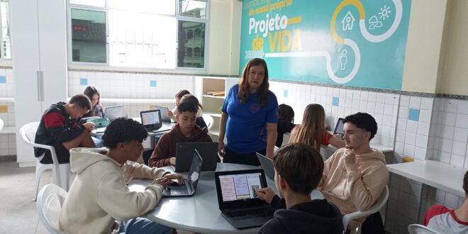 Estudantes de Conceição do Castelo exploram o futuro profissional com tecnologia e criatividade