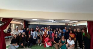 Estudantes de Marechal Floriano apresentam releitura teatral de ‘Alice no País das Maravilhas’