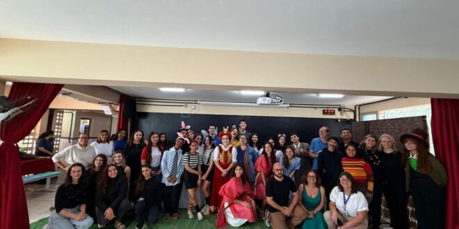 Estudantes de Marechal Floriano apresentam releitura teatral de ‘Alice no País das Maravilhas’