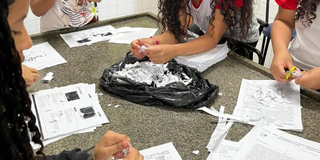 Estudantes da Escola Ermentina Leal transformam folhas recicladas em arte e identidade no projeto ‘Raízes e Resistências’
