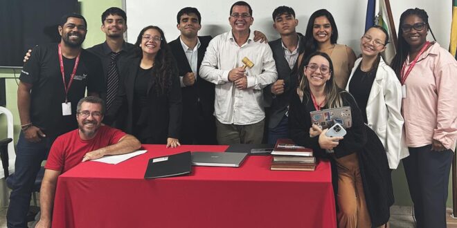 Júri simulado na Escola Angélica Paixão promove reflexão interdisciplinar sobre energia nuclear e ética científica