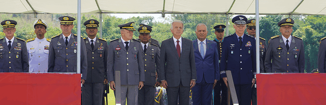 Ministro da Defesa preside cerimônia de entrega de espadas na Aman