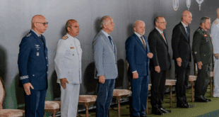 Entrega da revista A Defesa 2025 ocorre em cerimônia de apresentação de generais promovidos