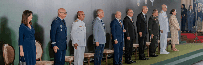 Entrega da revista A Defesa 2025 ocorre em cerimônia de apresentação de generais promovidos