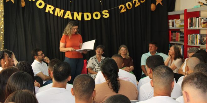 Estudantes da EJA concluem cursos de qualificação em barbearia e informática básica em Barra de São Francisco