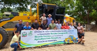 Governo do Estado entrega máquina para reforçar infraestrutura rural em Mantenópolis