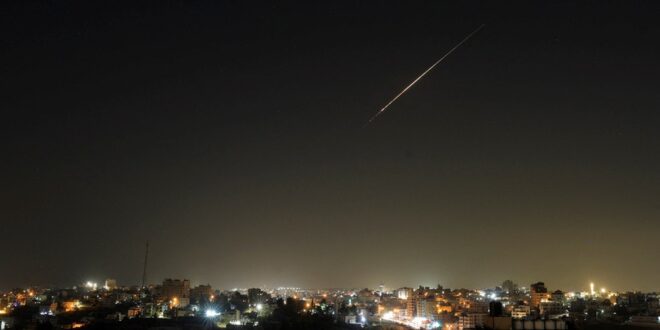 Irã e Hezbollah Atacam Israel em Sincronia