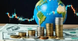 Pilhas crescentes de moedas sobre notas de dólar diante de globo e gráfico de velas