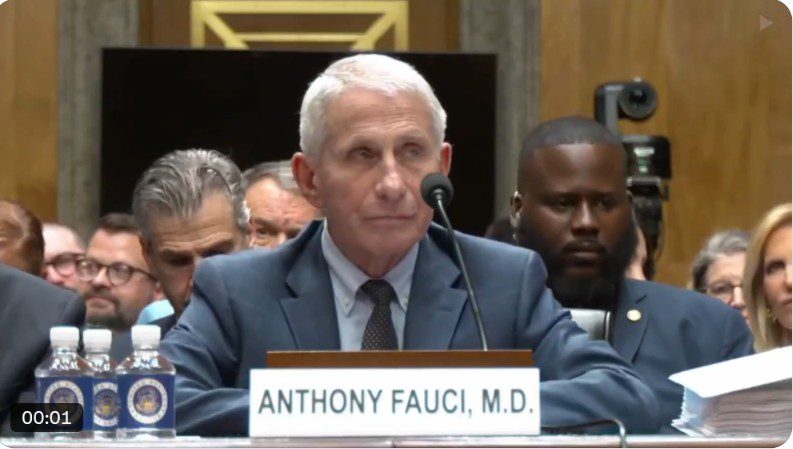 Pare de Achar Que Fauci Está Protegido Pelo Perdão de Biden
