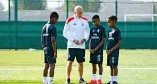 Técnico em banco de reservas durante partida de futebol do Real Madrid