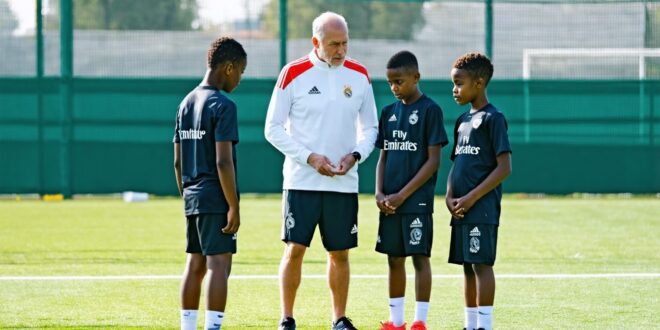 Técnico em banco de reservas durante partida de futebol do Real Madrid