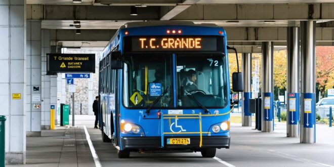 Ônibus do Transcol em operação na Grande Vitória com nova estação do Aquaviário