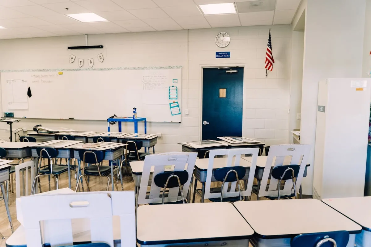Sala de aula brasileira com alunos e professor em atividade de ensino