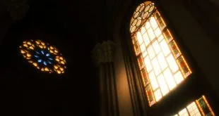 Vitral colorido de igreja católica com imagem de santo padre em capela