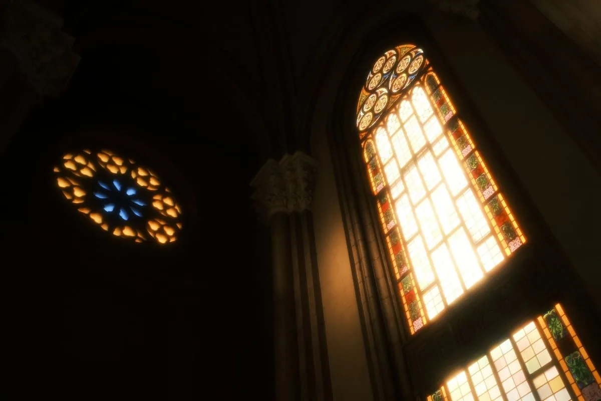 Vitral colorido de igreja católica com imagem de santo padre em capela