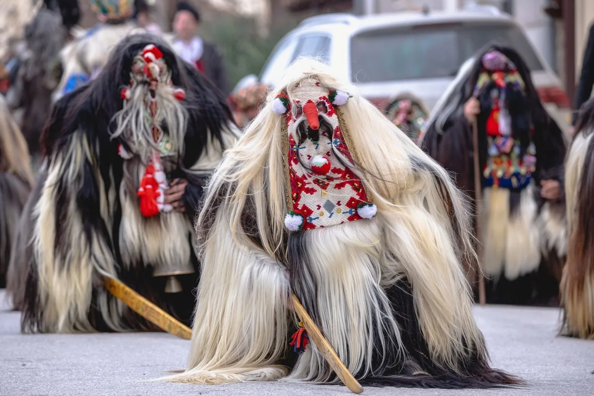 Grupo de dançarinos com trajes típicos coloridos se apresentando em festa cultural