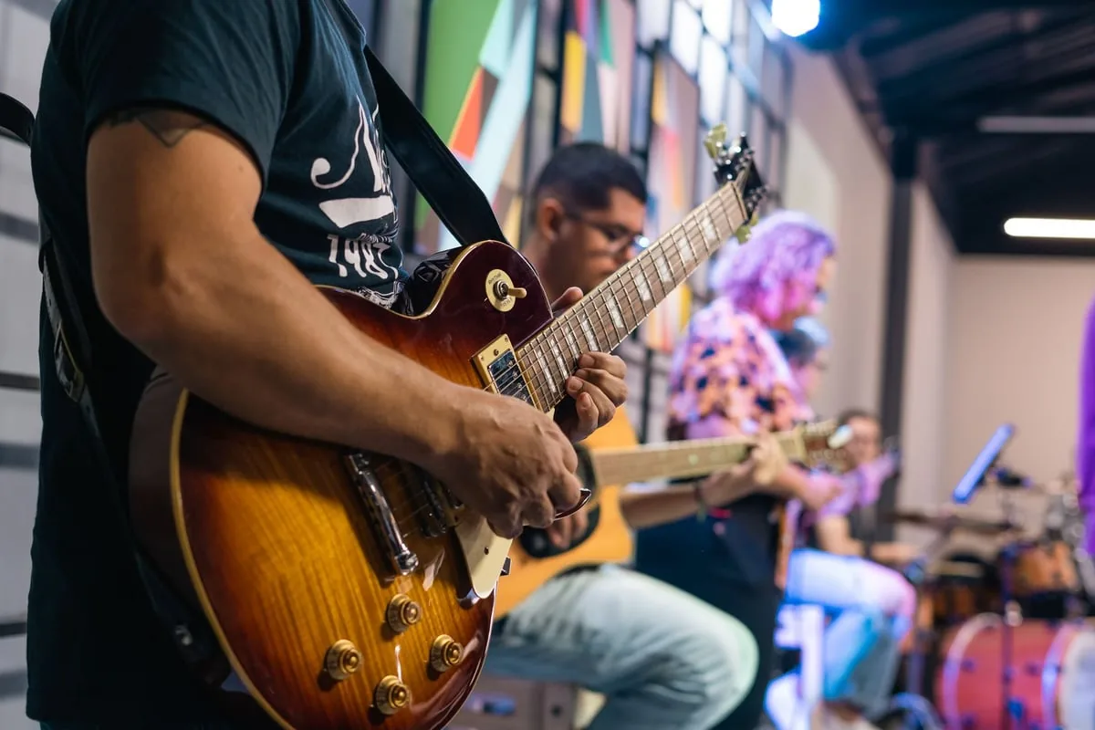 Roda de chorinho com músicos tocando violão, cavaquinho e flauta